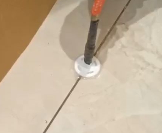 枣庄瓷砖空鼓维修公司专业解答瓷砖在铺贴过程中，如果没有涂抹均匀到位的粘结材料（如水泥砂浆或瓷砖胶），可能会导致以下问题