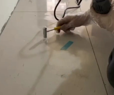 枣庄瓷砖开裂维修公司专业分享瓷砖在铺贴前如果没有沥干水分，将会导致以下问题