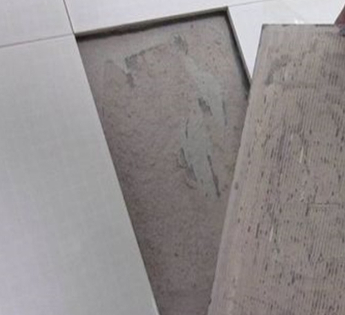 枣庄瓷砖空鼓维修公司分享瓷砖铺贴时如果打浆（即涂抹在瓷砖背面和基层上的砂浆或瓷砖胶）过少，会带来以下问题